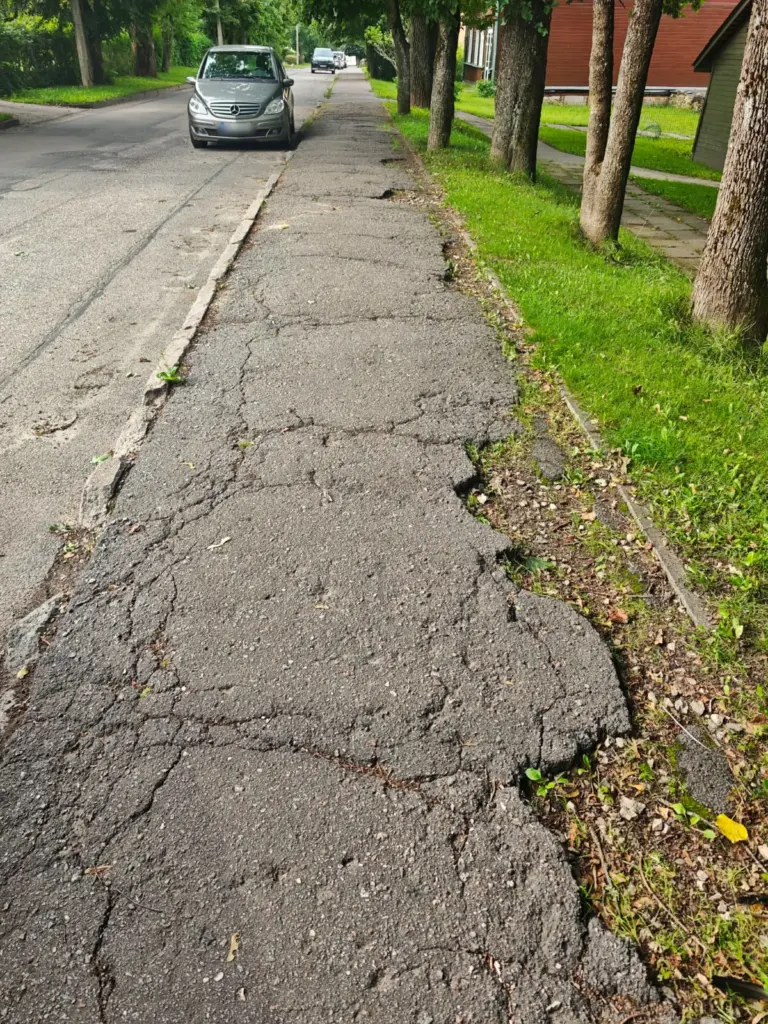 Laiks remontēt šo trotuāru Limbažos