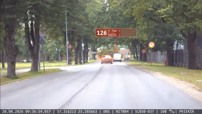 Cēsīs autovadītājs traucas ar 132 km/h, automašīnā atrod narkotiskām vielām līdzīgu vielu