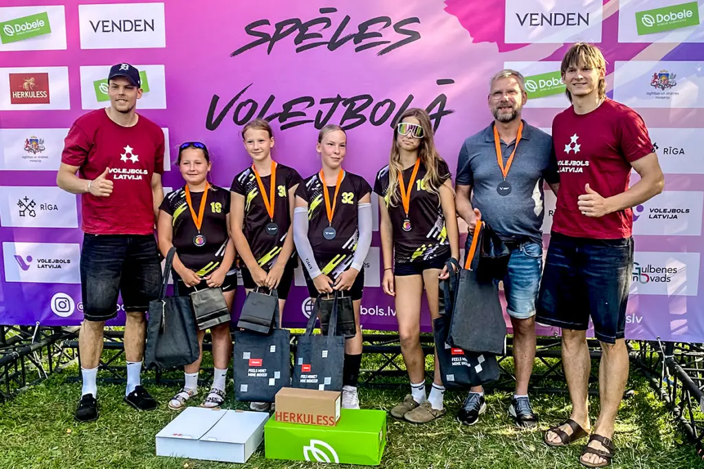 Vasaras spēlēs mūsu volejbolistes iekļūst finālā un izcīna bronzas godalgas