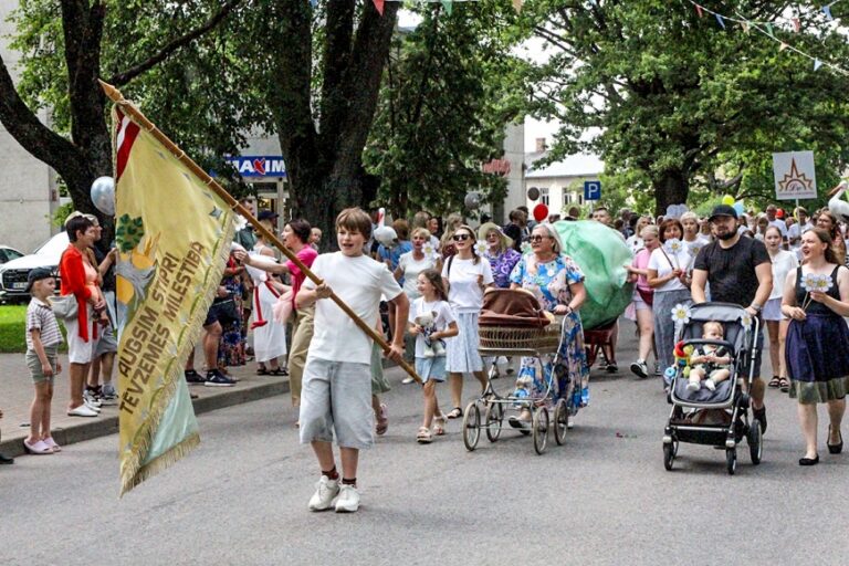 Ziedoši, krāsaini un sirsnīgi Limbaži svin 803. dzimšanas dienu