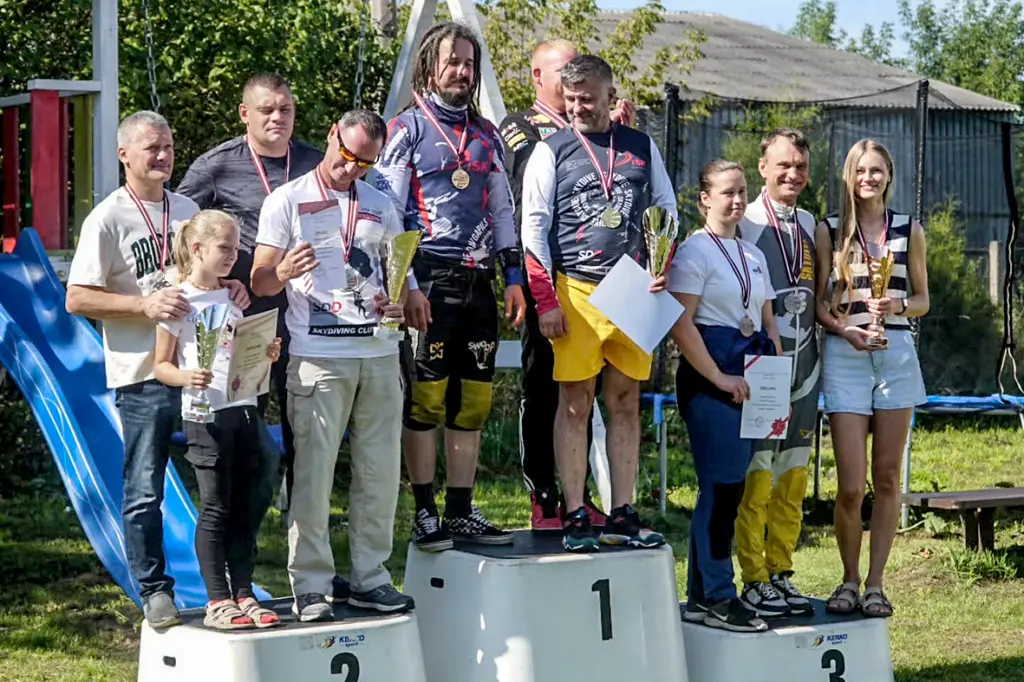 Latgale: Grīvas lidlaukā sacentās izpletņlēcēji (Foto)