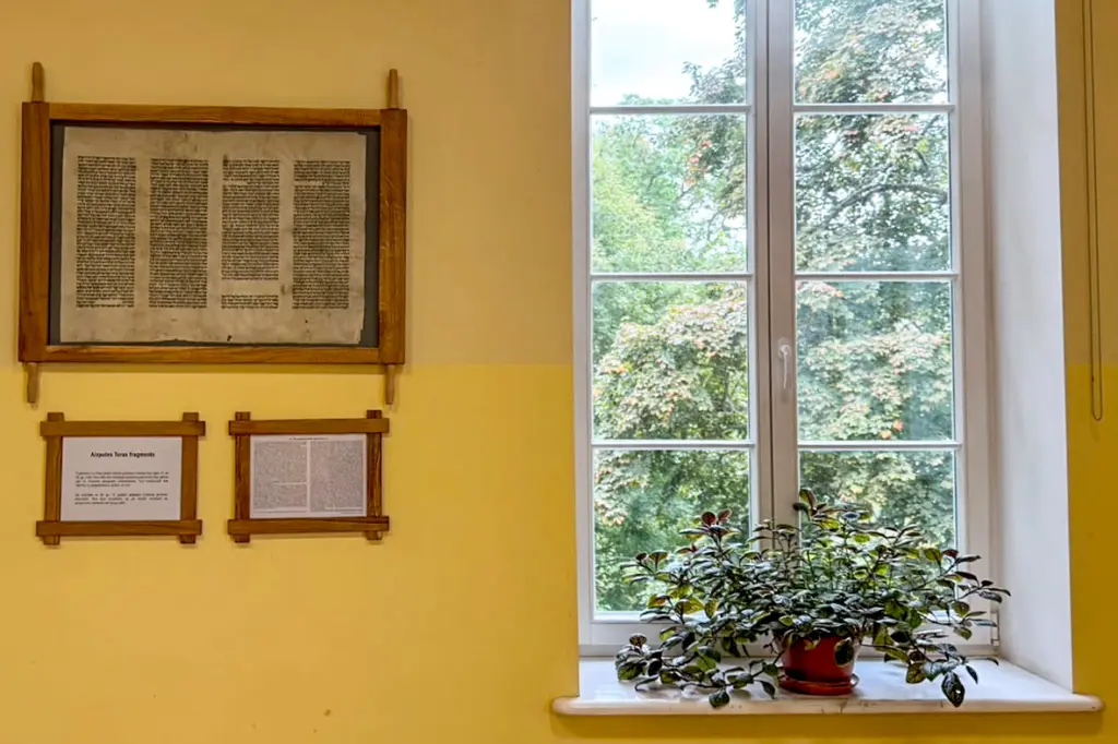 Kurzeme: Savā vietā atgriežas Aizputes sinagogas artefakts