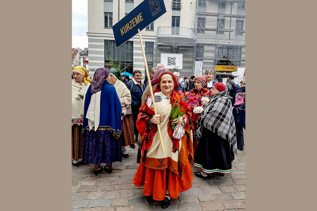Vitrupes Krūmiņu dzimtas pēcteces Ziedītes dzīve cieši savijas ar latvisko mantojumu («Novadnieku stāsti»)