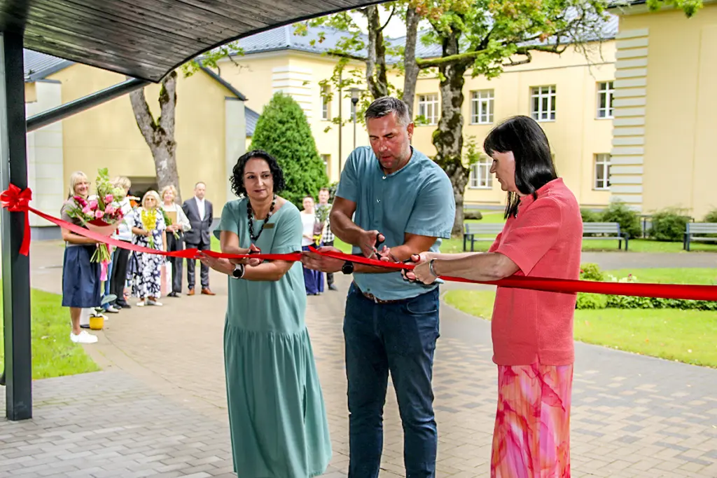 Alojā pēc vērienīgas pārbūves atklāta «Baltā skola»