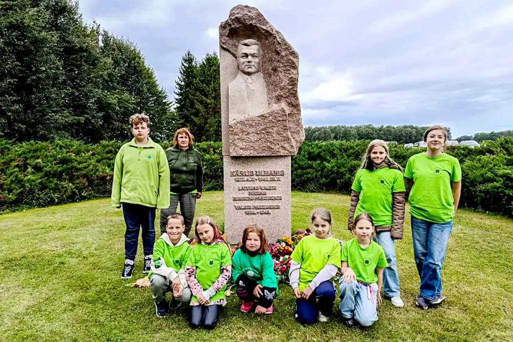 Liepupes pamatskolas mazpulcēni – tradicionālajā Kārļa Ulmaņa atceres pasākumā «Pikšās»