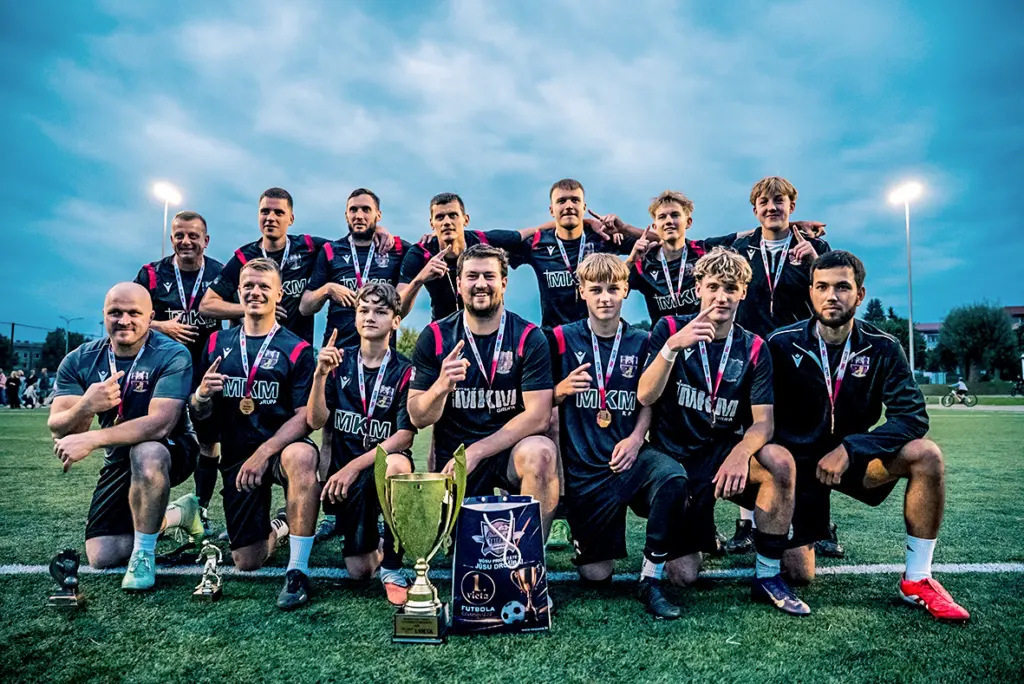 Noskaidroti futbola čempionāta medaļnieki abās līgās