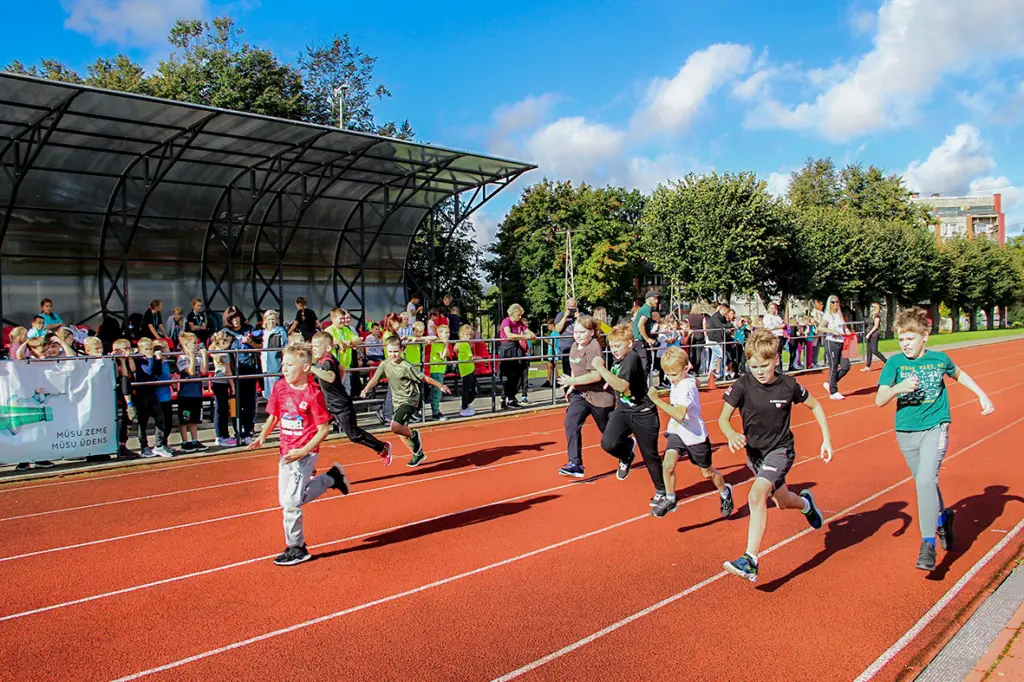 Saulainais «Rudens skrējiens» Limbažu stadionā pulcē gandrīz 600 skolēnu