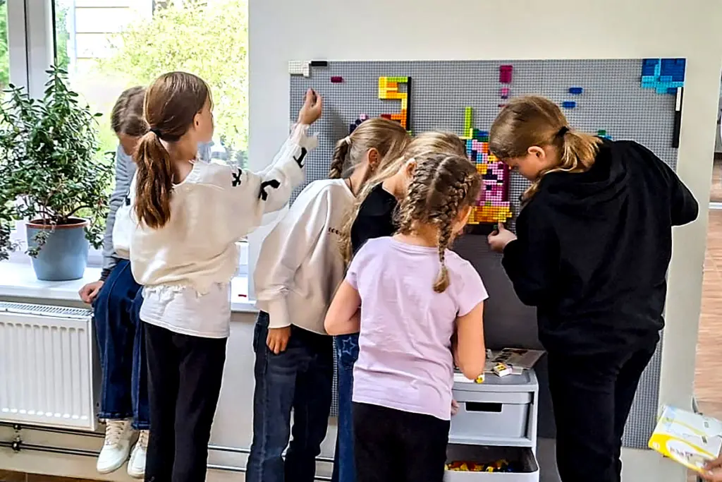 Latgale: Dricānu vidusskolā tapusi radošā LEGO siena skolēniem