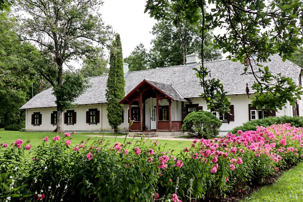 Latgale: Raiņa muzejā “Jasmuiža” darbosies cimdu adītāji