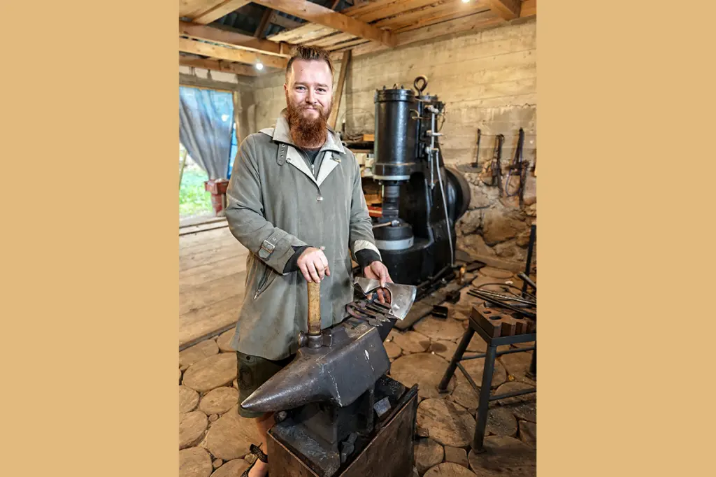 Vikingu cirvju meistars kaļ vējrādītāju Limbažiem