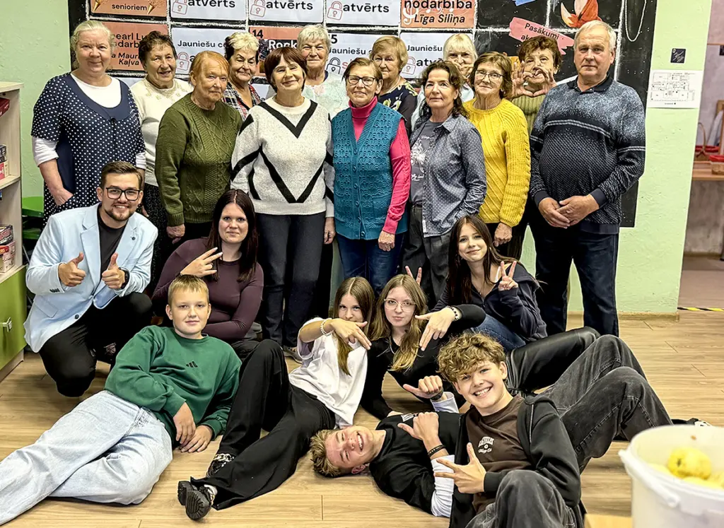 Alojā jaunieši un seniori tiekas «Starppaaudžu tiltā»